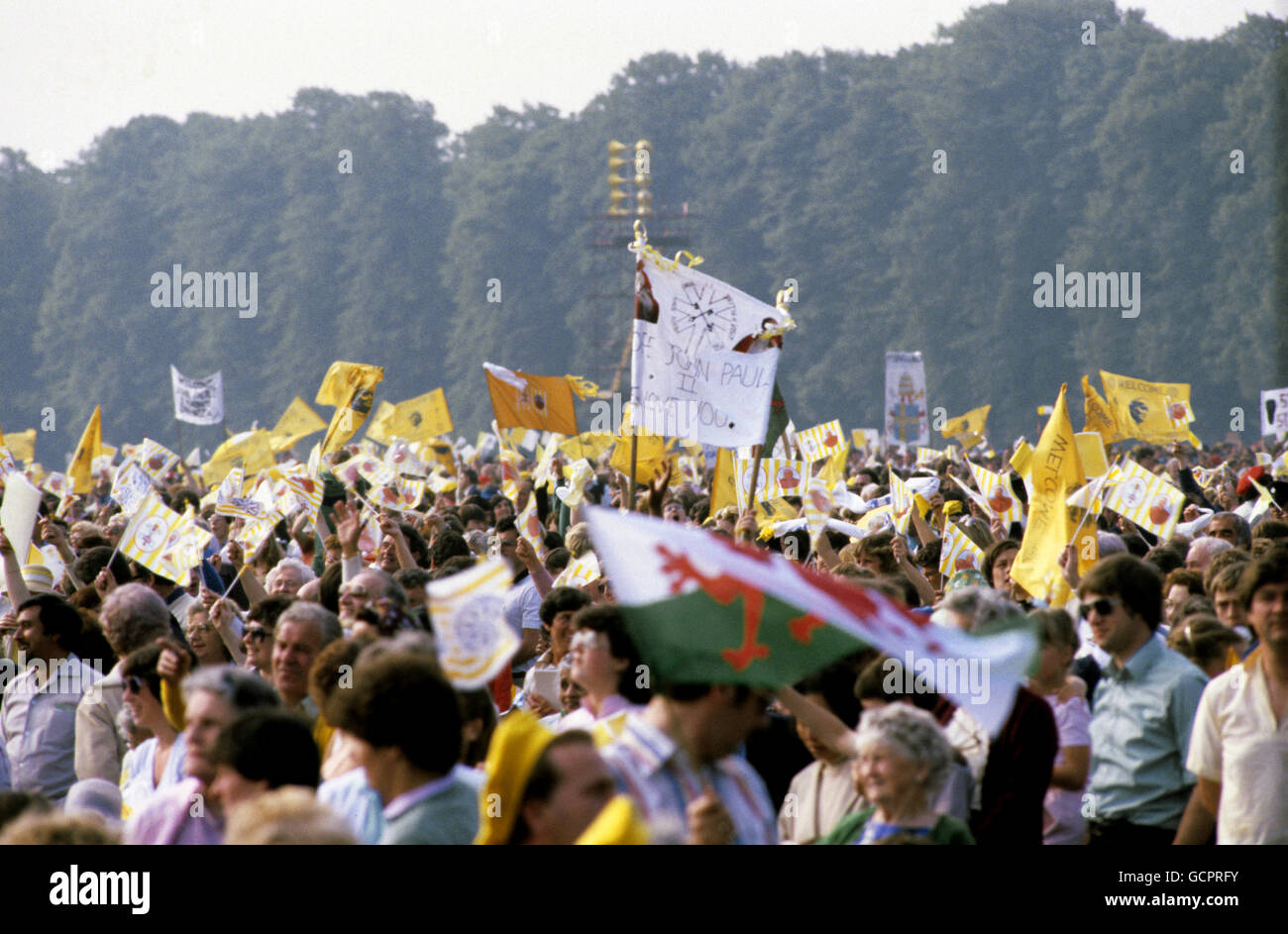 Una grande congregazione si è riunita con le loro bandiere per accogliere e unirsi a Papa Giovanni Paolo II, per celebrare la Messa e le prime Comunità. Foto Stock