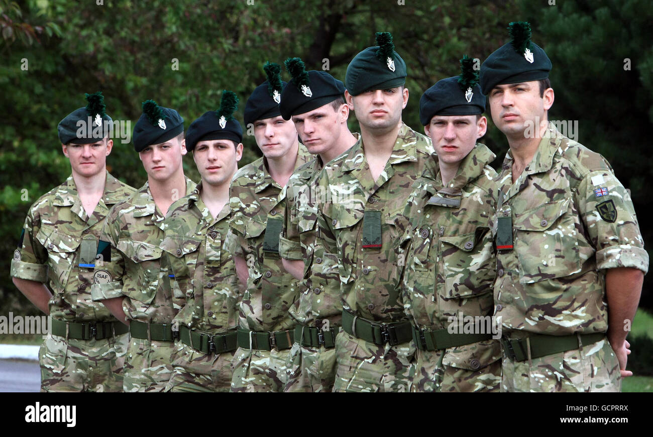 Rangers dal 1 ° battaglione, Royal Irish Regiment (sinistra - destra) Laurence Maher, Chi si unirà a suo fratello Peter già in Afghanistan, Jamie e Kyle Hicks, gemelle Darren e Peter Mawhinney, Luke Herbert con il cognato Kris Hanlon e fratello John Herbert mentre si preparano per lo spiegamento in Afghanistan alla Clive Barracks in Tern Hill. Foto Stock