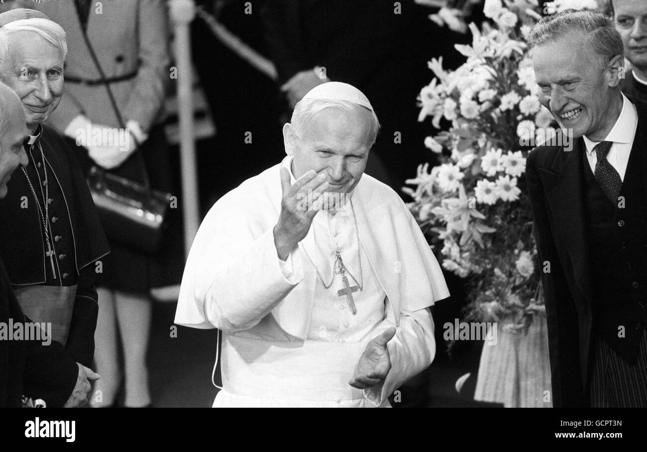 Il Papa Giovanni Paolo II riconosce le folle di accoglienza al suo arrivo alla Stazione per iniziare la sua visita pastorale di sei giorni. Foto Stock