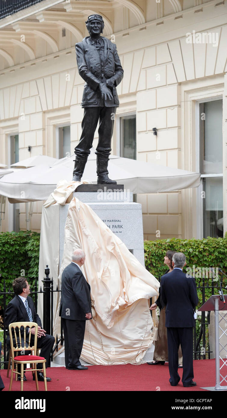 Statua svelata per la Battaglia del leader britannico. A Waterloo Place, Londra, viene svelata una statua del Maresciallo di New Zealander Air Chief Sir Keith Park. Foto Stock