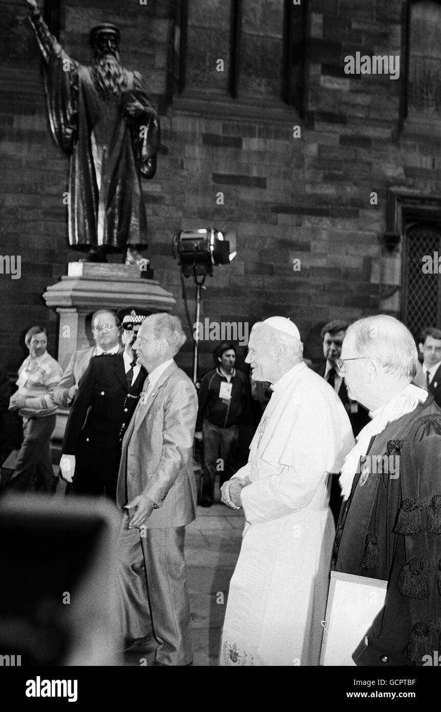 Il papa è accompagnato dal moderatore dell'Assemblea Generale della Chiesa di Scozia, il reverendo di destra John McIntyre (a destra), mentre passano la statua di John Knox, fondatore della riforma in Scozia Foto Stock