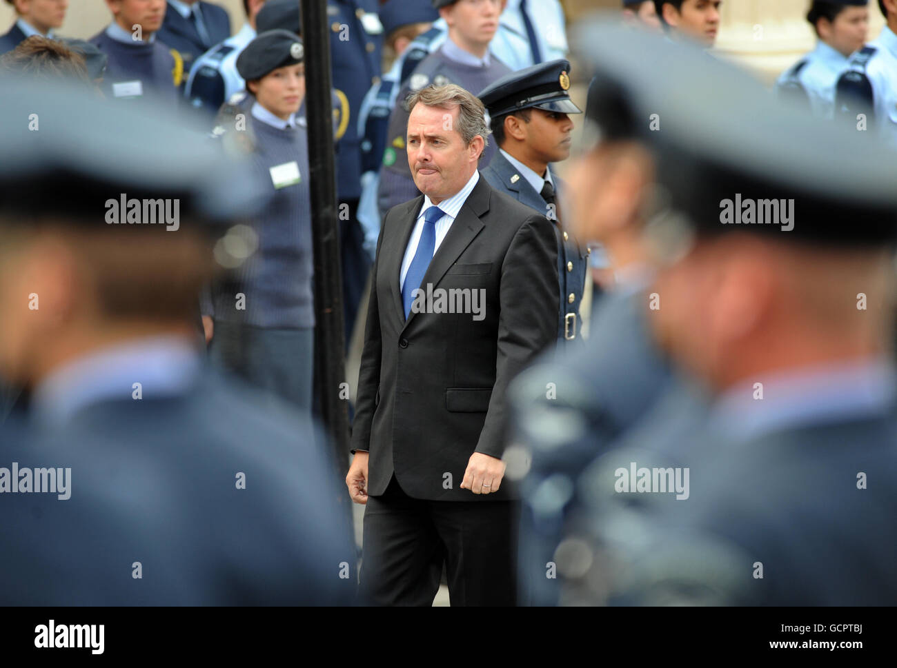 Il Ministro della Difesa Dr Liam Fox durante la presentazione di una statua di New Zealander Air Chief Marshal Sir Keith Park a Waterloo Place, Londra. Foto Stock