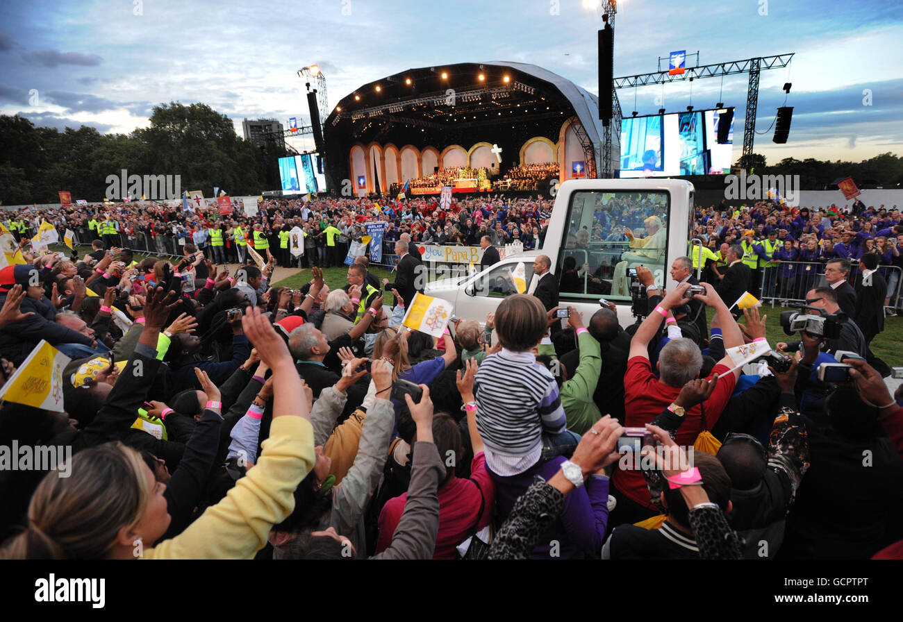 Papa Benedetto XVI arriva per una Veglia di preghiera a Hyde Park a Londra, il terzo giorno della sua visita di Stato. Foto Stock
