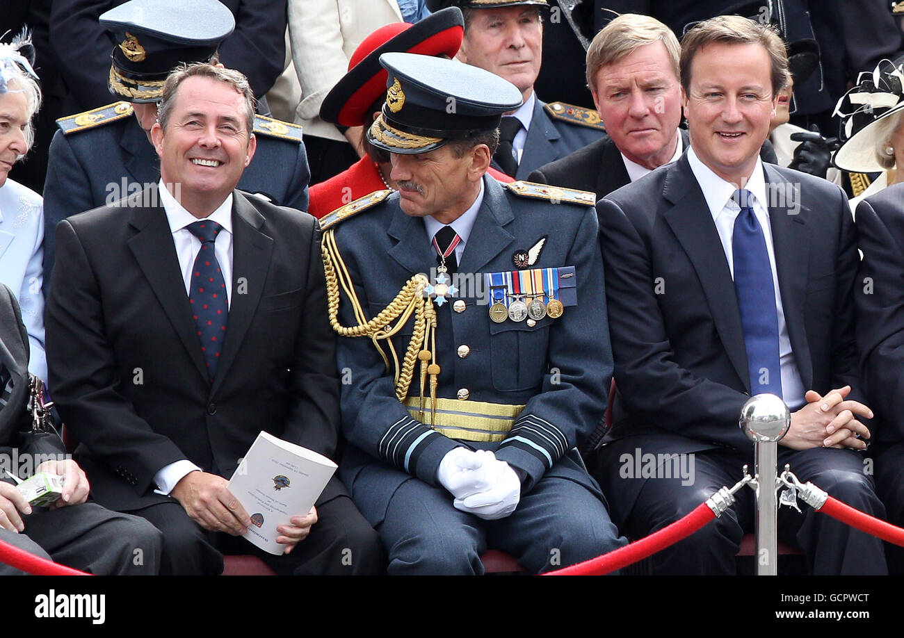 (Da sinistra a destra) Ministro della Difesa Liam Fox, Comandante in capo dell'Aeronautica militare, Capo dell'Aeronautica Marshall e primo Ministro David Cameron durante il Servizio commemorativo Nazionale per il 70° anniversario della Battaglia di Gran Bretagna all'Abbazia di Westminster. Foto Stock