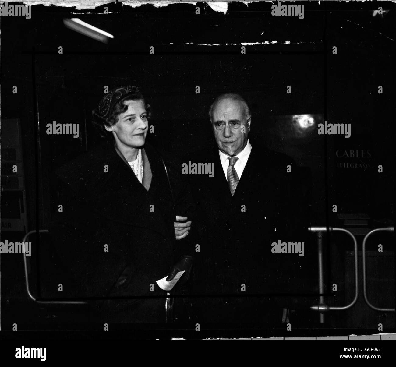 Lady Beecham, moglie dell'illustre direttore Sir Thomas Beecham (qui raffigurato con lei) morì il 2 settembre 1958 a Buenos Aires. Aveva 47 anni. Lady Beecham era andato a Buenos Aires con il Signore Thomas, che era lì per condurre una stagione di opera. Precedentemente Betty Humby, era una pianista ben nota ed era stata una prodigio infantile. Sposò Sir thomas nel 1944. Entrambi erano stati sposati in precedenza. Foto della Biblioteca - 6 Marzo 1955 Foto Stock
