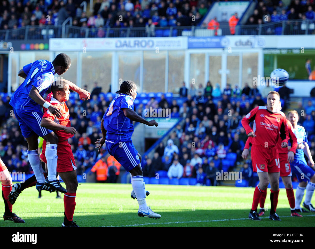 Calcio - npower Football League 1 - Peterborough United contro Milton Keynes Dons - London Road Ground. Aaron McLean di Peterborough United (terza a sinistra) segna il secondo obiettivo del gioco Foto Stock