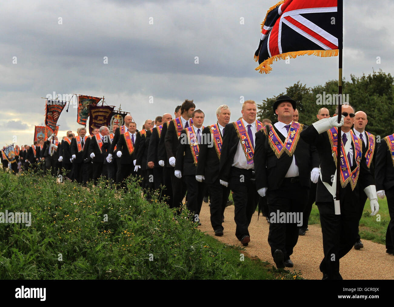 I membri del Grand Orange Lodge of England lasciano il Great Lines Heritage Park a Gillingham, Kent, per la loro prima parata intorno alla città dopo il loro incontro generale annuale. Foto Stock