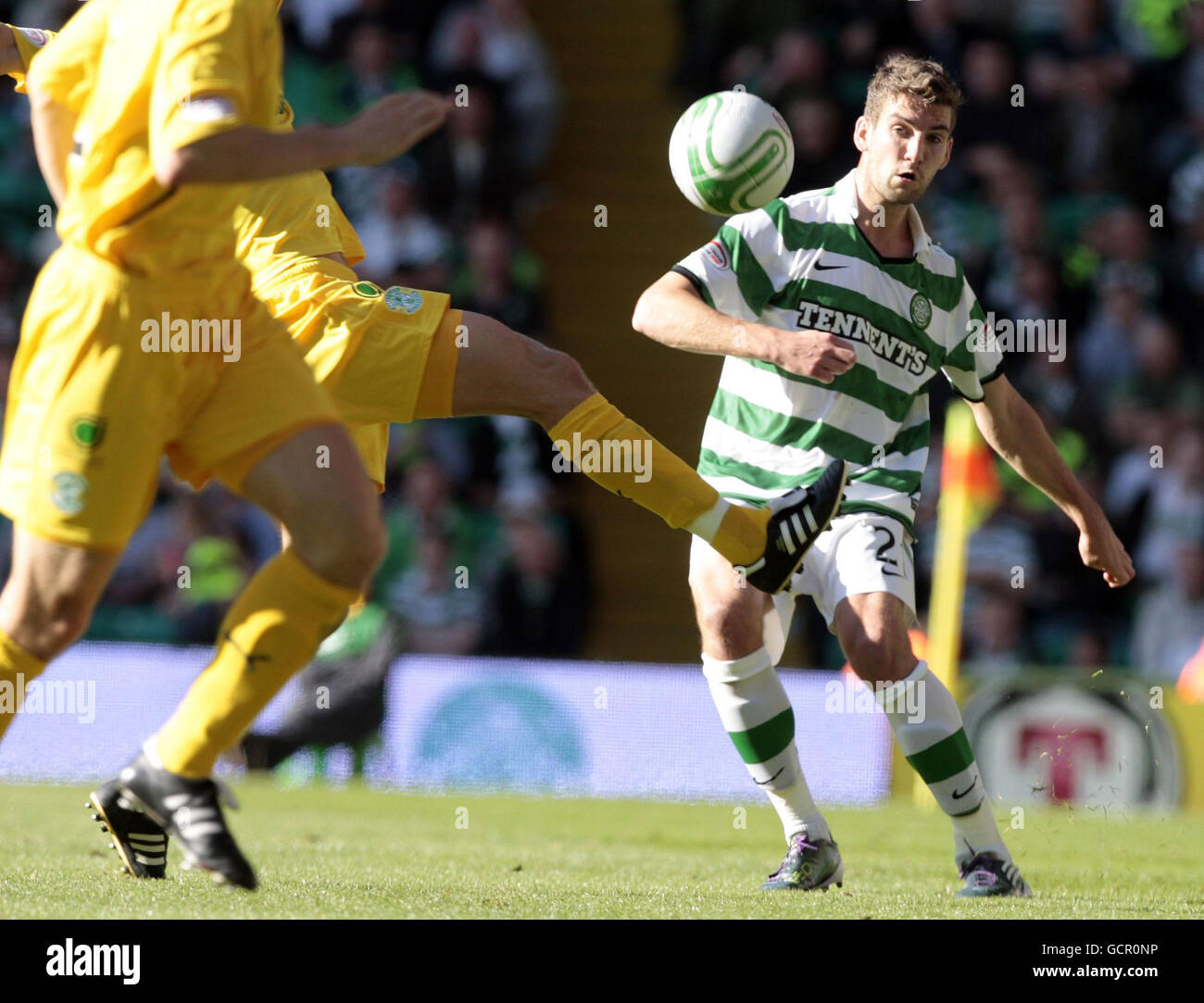 Il Celtic's Glen Loovens tiene fuori l'Hibernian durante la partita della Clydesdale Bank Scottish Premier League al Celtic Park, Glasgow. Foto Stock