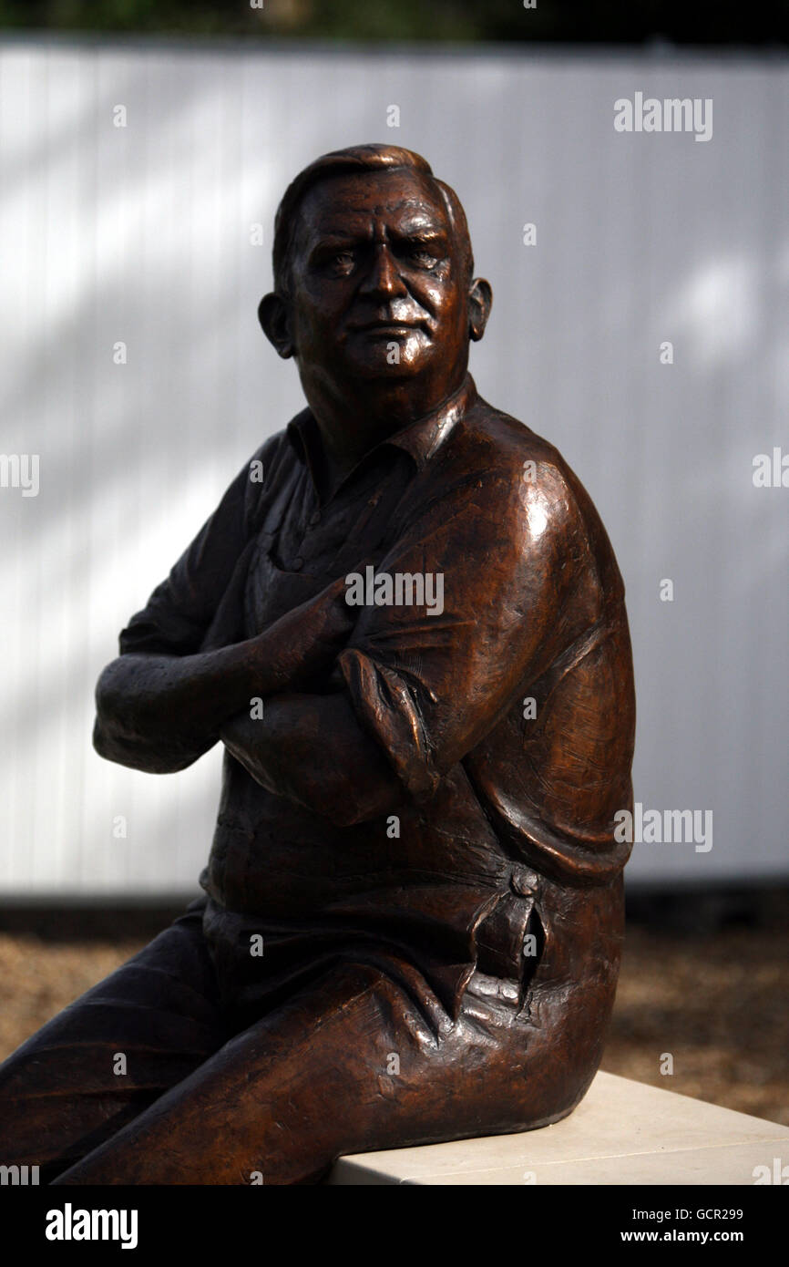 Una statua di Ronnie Barker che è stato svelato al Waterside Theatre, Aylesbury oggi. Foto Stock