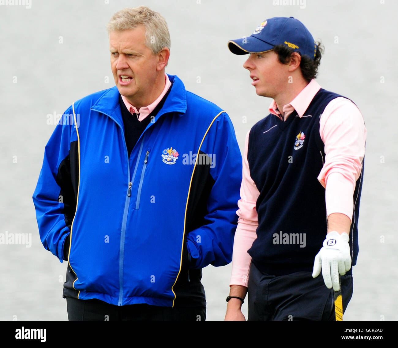 Il Capitano europeo Colin Montgomerie con Rory McIlory (a destra) durante un turno di prove a Celtic Manor, Newport. Foto Stock