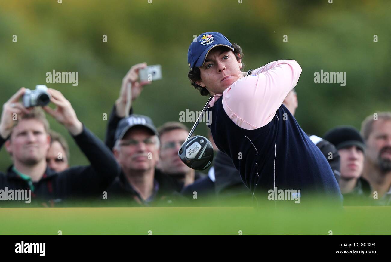 Golf - 38th Ryder Cup - Europa v USA - Practice Day Three - Celtic Manor Resort. Rory McIlory in Europa durante la pratica Foto Stock