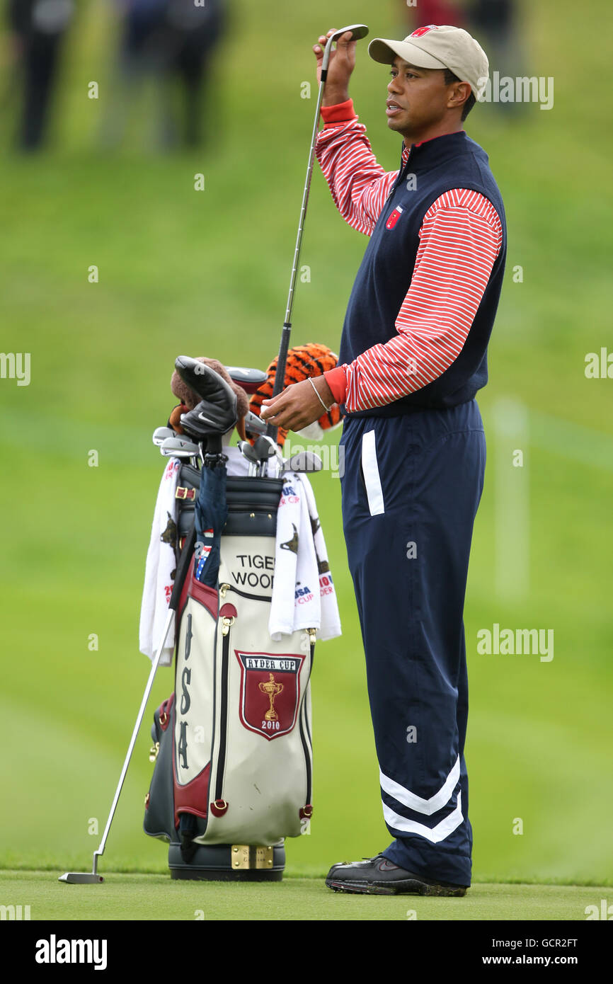 Golf - 38th Ryder Cup - Europa v USA - Practice Day Three - Celtic Manor Resort. USA's Tiger Woods durante il suo turno finale di pratica Foto Stock