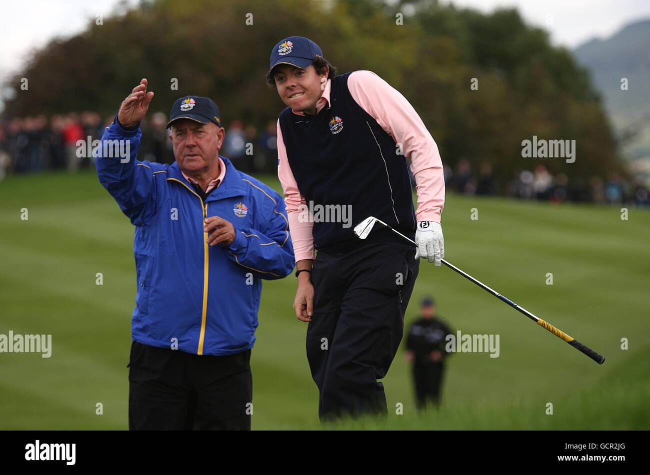 Golf - 38° Ryder Cup - Europa / USA - Practice Day Three - Celtic Manor Resort. Rory McIlory in Europa reagisce a uno dei suoi colpi durante la pratica Foto Stock