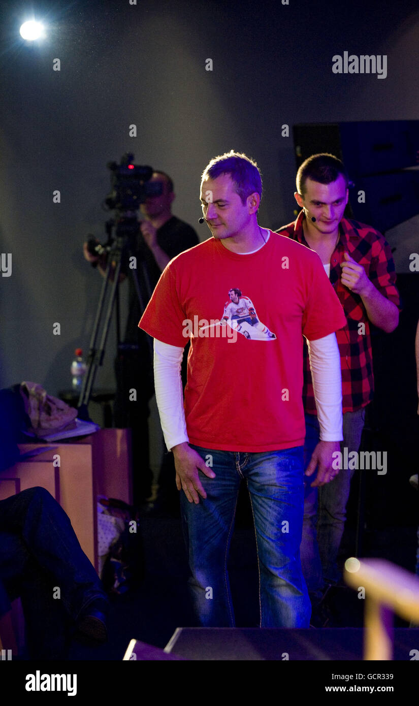 John Colley (centro), direttore della fotografia e Rupert Friend (destra) arrivano a discutere il loro nuovo cortometraggio, la Saga continua e deplorevole dei Suicide Brothers, presso l'Apple Store di Londra. Foto Stock