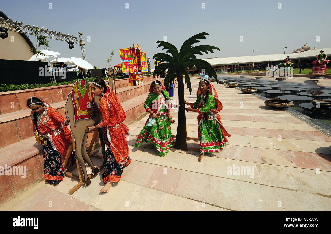 Gli artisti arrivano con lo scenario della cerimonia di benvenuto della squadra indiana al Villaggio degli atleti di Delhi, India. Foto Stock