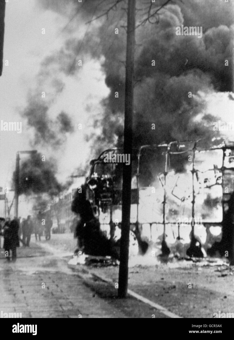 Le fiamme saltano in aria da un autobus a due piani quando i rioters lo usavano come una barricata esplosiva nella zona di Roman Catholic Falls Road di Belfast. La violenza scoppiò a Springfield Road dopo che la polizia e le truppe effettuarono una ricerca di armi. Foto Stock