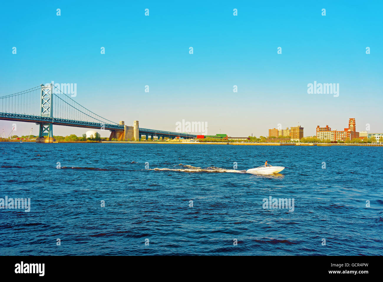 Jet Boat a Benjamin Franklin Ponte sul Fiume Delaware a Philadelphia, Pennsylvania, USA. Foto Stock