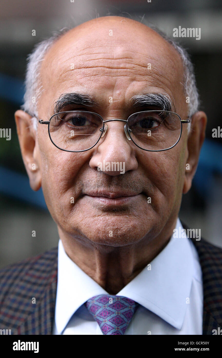 AshFAQ Ahmad, il padre di Babar Ahmad, che è stato assalito da quattro membri del gruppo di sostegno territoriale della polizia metropolitana, fuori dalla Westminster Magistrates Court, a Londra, dove gli agenti di polizia accusati di aggressione che ha causato danni fisici reali durante l'arresto di terroristi sospetti il 2 dicembre 2003. Foto Stock