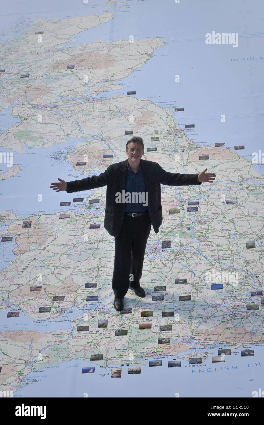 Michael Palin lancia la Gran Bretagna dalla galleria Air Street con una gigantesca mappa all'aperto della Gran Bretagna situata fuori dall'abbazia di Bath, Bath. Foto Stock
