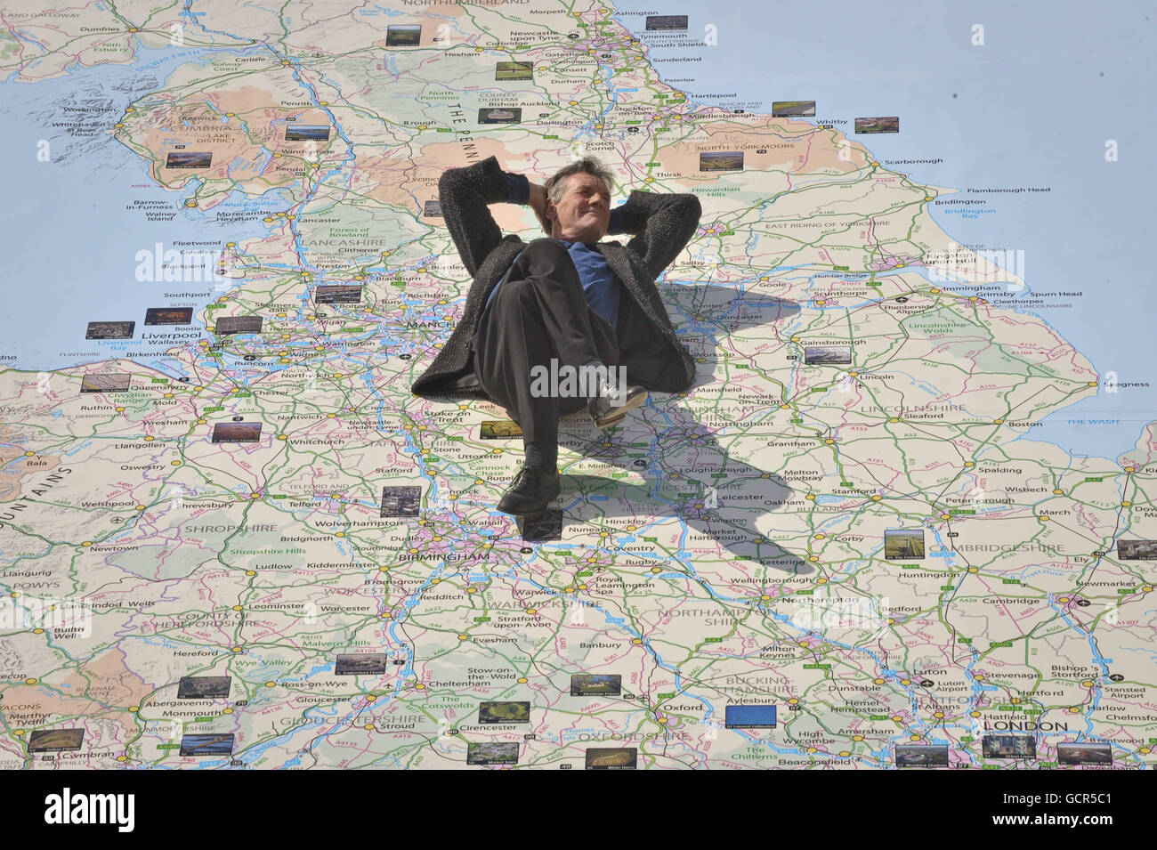 Michael Palin lancia la Gran Bretagna dalla galleria Air Street con una gigantesca mappa all'aperto della Gran Bretagna situata fuori dall'abbazia di Bath, Bath. Foto Stock