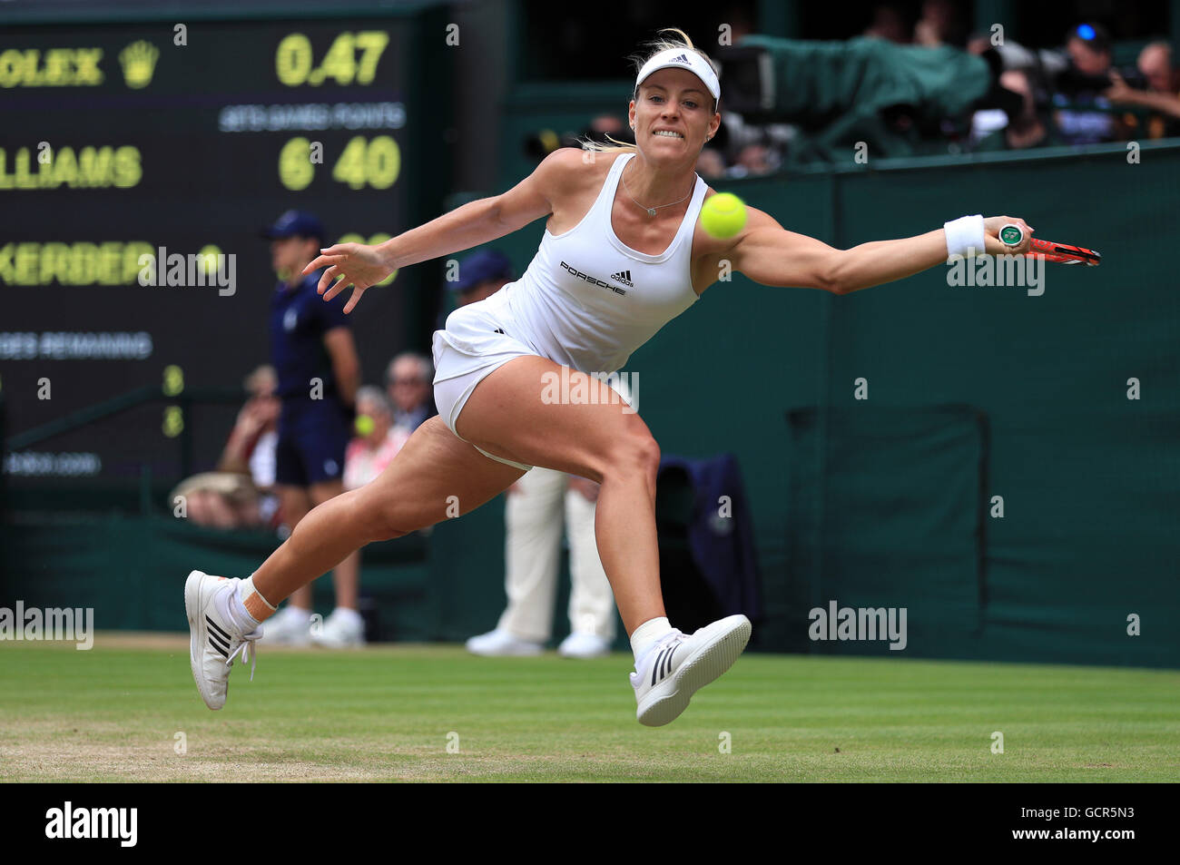 Angelique Curber durante la sua partita contro Serena Williams nella finale femminile del singolo il giorno dodici del Wimbledon Championships all'All England Lawn tennis and Croquet Club, Wimbledon. Foto Stock