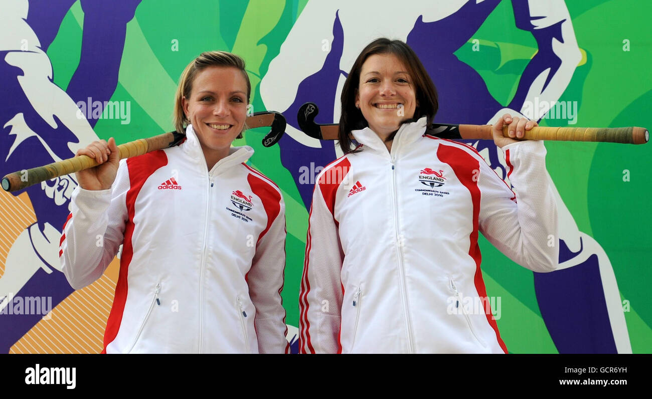 I giocatori di hockey dell'Inghilterra Kate Walsh (a sinistra) e Beth Storry si trovano fuori dal centro multimediale di New Delhi, India. Foto Stock