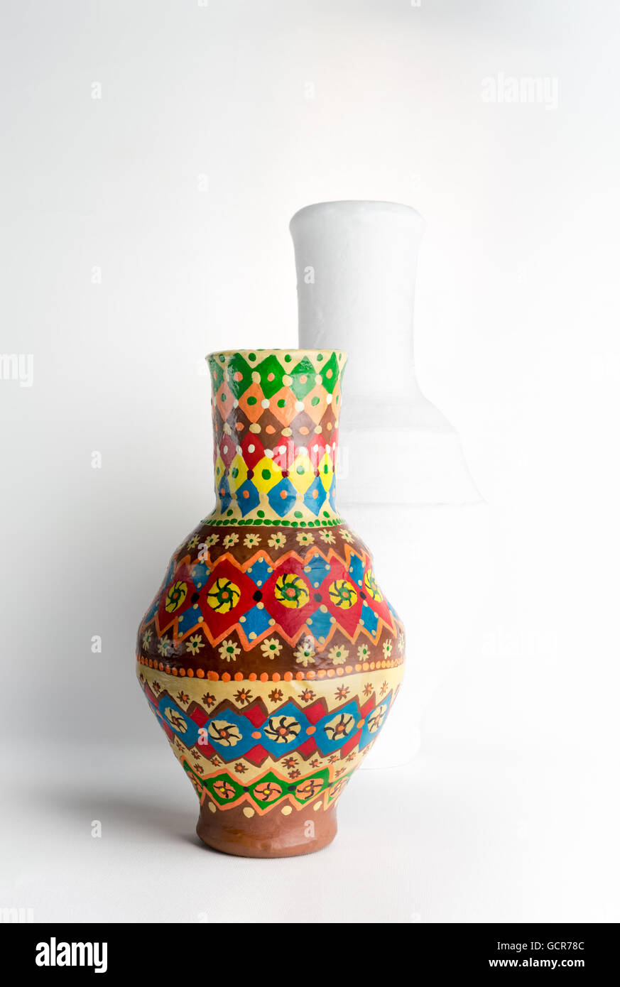 Un egiziano colorato decorato vaso in ceramica (in arabo: Kolla) fatti di argilla, una delle più antiche abitudini degli antichi egizi Foto Stock