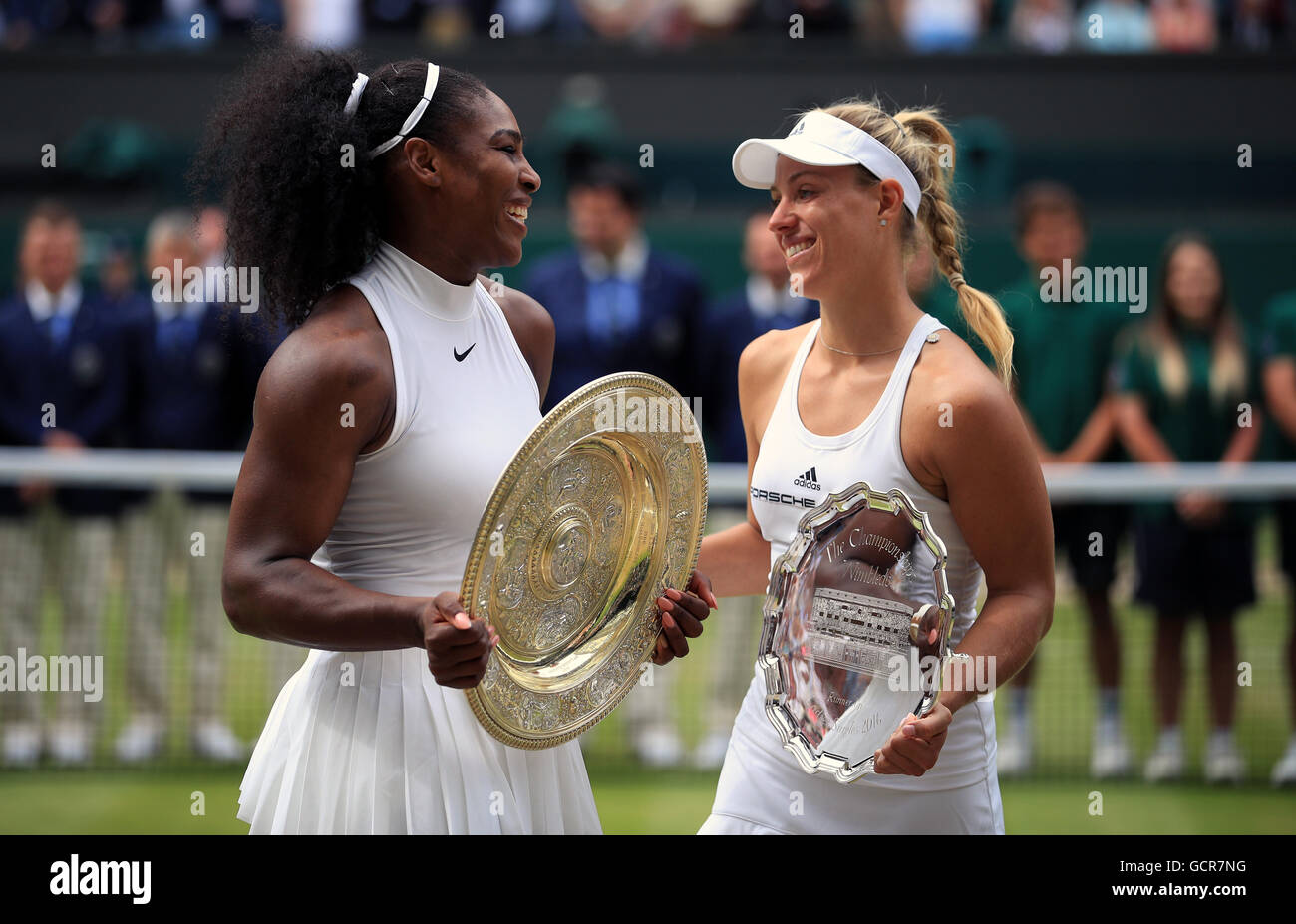 Serena Williams (sinistra) e Angelique Kerber con i loro trofei dopo che il Signore sceglie il finale del giorno dodici dei campionati di Wimbledon al All England Lawn Tennis e Croquet Club, Wimbledon. Foto Stock