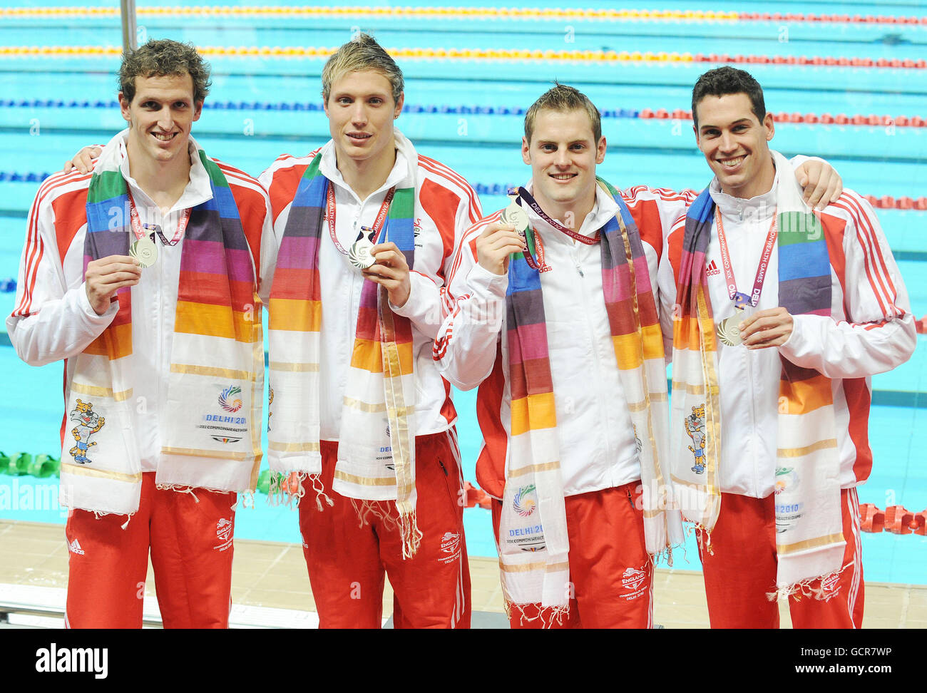 Inghilterra (da sinistra a destra) Grant Turner, Adam Brown, Liam Tancock e Simon Burnet con le loro medaglie d'argento dopo aver finito secondo nel Freestyle maschile 4x100m During Day uno dei 2010 Giochi del Commonwealth al Dr SPM Aquatics Center di New Delhi, India. Foto Stock