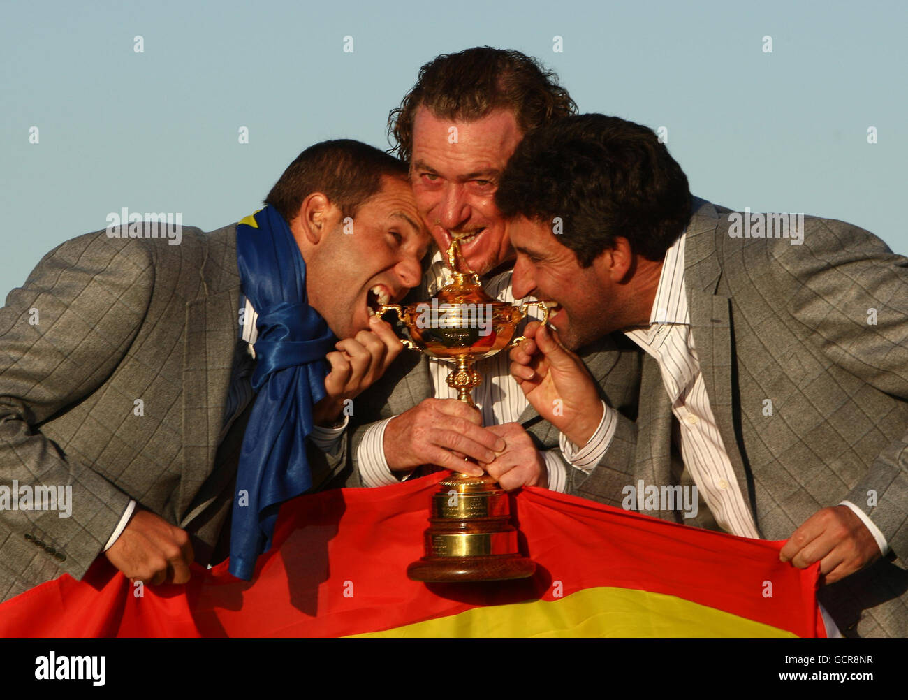 I membri della squadra spagnola in Europa Sergio Garcia, Miguel Angel Jiminez e Jose Maria Olazabel con la Ryder Cup durante la Ryder Cup a Celtic Manor, Newport. Foto Stock