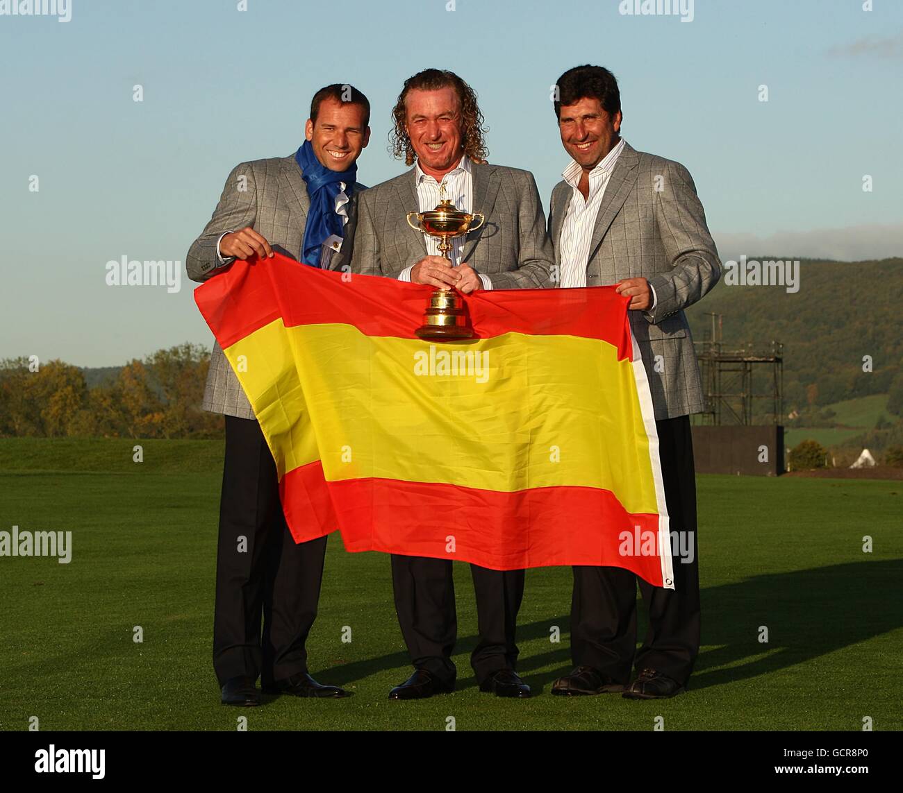 Golf - 38° Ryder Cup - Europa / USA - 4° giorno - Celtic Manor Resort. I vicecapitani europei Jose Maria Olazabal (a destra) e Sergio Garcia festeggiano con Miguel Angel Jimenez (al centro) Foto Stock