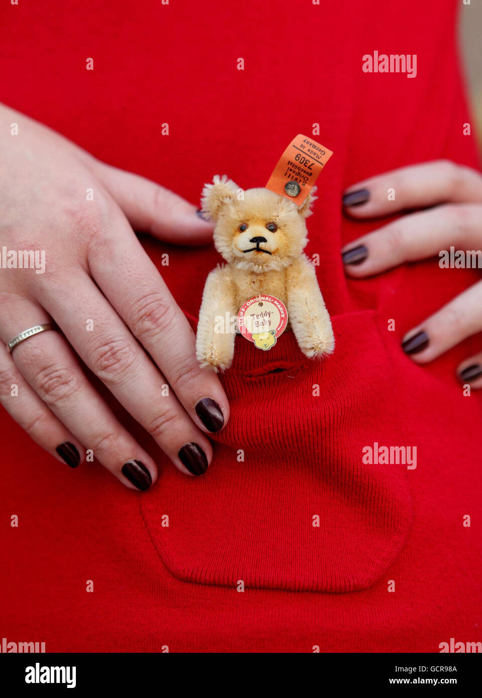 Un Teddy Baby in miniatura di Steiff alto 9 cm, circa 1934, si trova nella tasca di un dipendente di Christie durante una fotocellula a Christies a Londra, prima che venga venduto come parte di un'asta di 1 m di Teddy Bear e Soft Toy il 13 ottobre, dove si prevede di recuperare tra il 2,000 e il 3,000. Foto Stock
