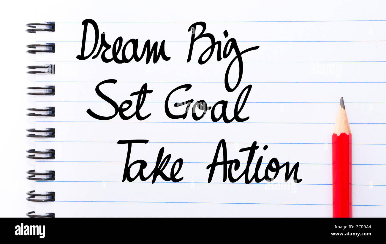 Grande Sogno, obiettivo, prendere azione scritta sulla pagina del notebook con matita rossa sulla destra Foto Stock