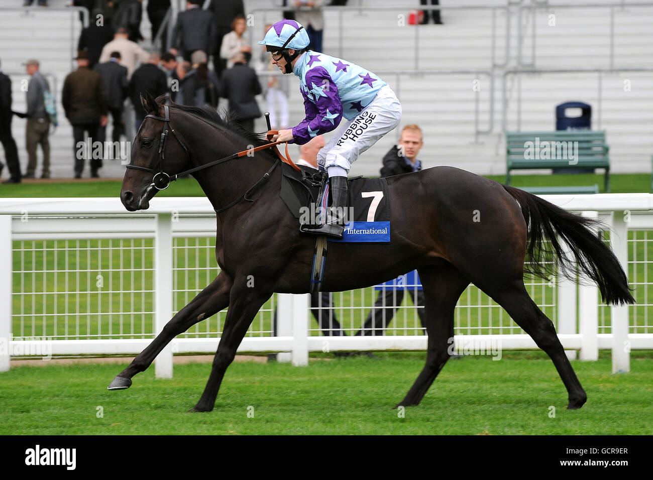 Corse ippiche - Quarta edizione annuale del Festival della birra CAMRA - giorno uno - Ippodromo di Ascot. Jockey Ian Mongan su Oil Strike va a postare per il DJP International handicap Stakes Foto Stock