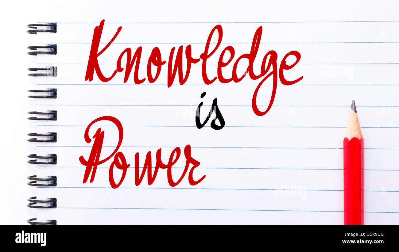 La conoscenza è potere scritta sulla pagina del notebook con matita rossa sulla destra Foto Stock