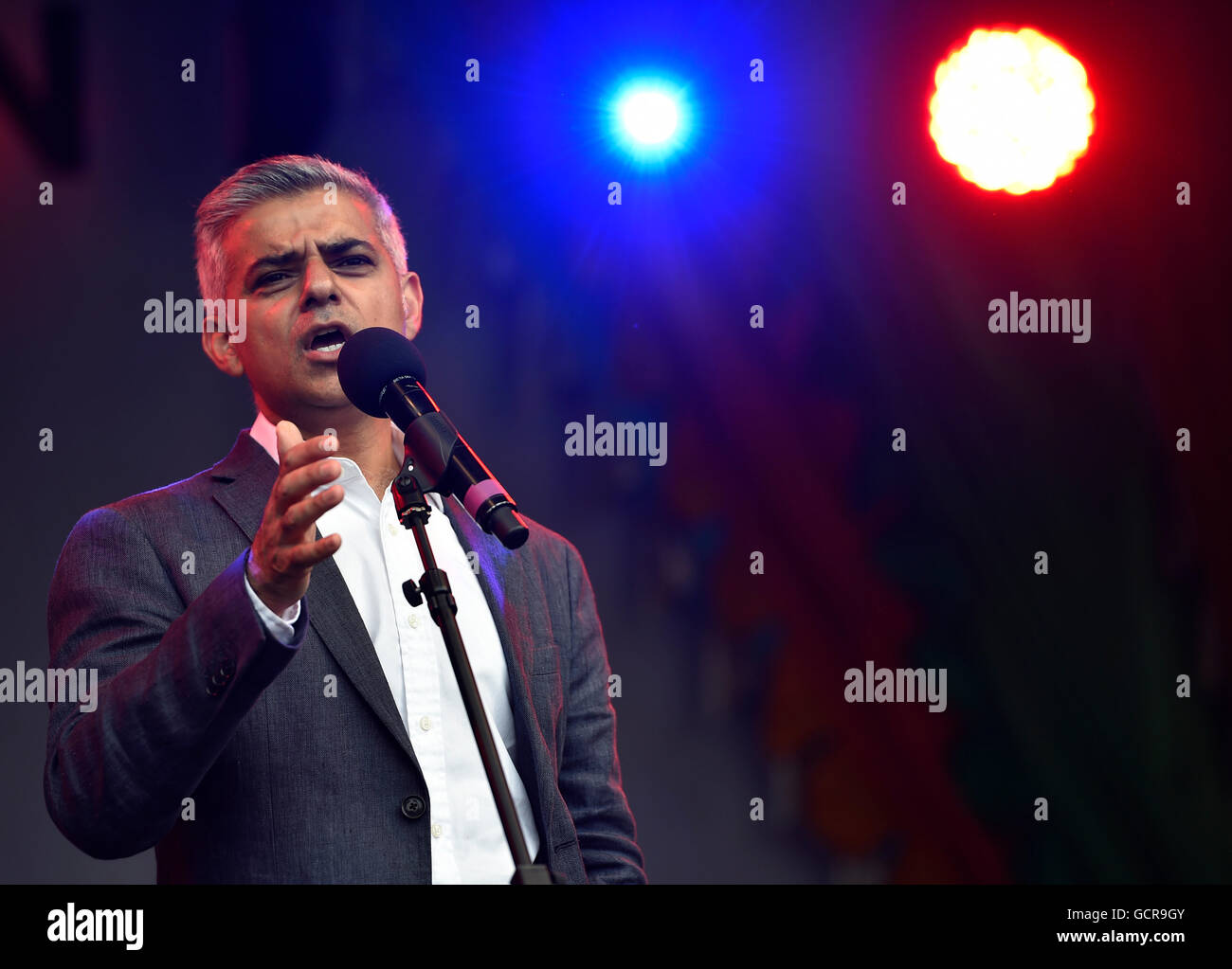 Sindaco di Londra Sadiq Khan parla durante un festival di Eid in festa a Trafalgar Square a Londra centrale, per contrassegnare la fine del Ramadan, islamica del sacro mese del digiuno. Foto Stock