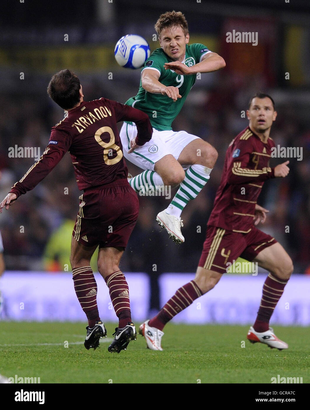 Kevin Doyle (al centro) in azione contro Konstantin Zyranov (a sinistra) durante il campionato europeo di qualificazione, il gruppo B all'Aviva Stadium di Dublino, Irlanda. Foto Stock