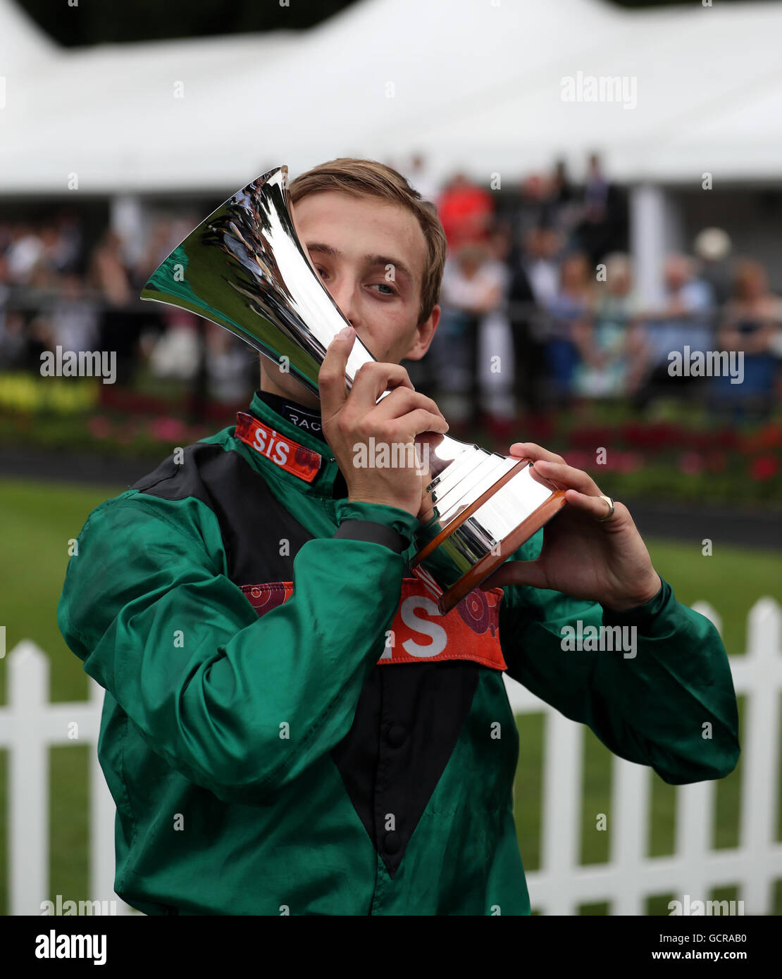 Harry Bentley festeggia conquistando il Darley Luglio Cup su Limato durante il Darley luglio giornata di Coppa del Moet & Chandon Luglio Festival a Newmarket Racecourse. Foto Stock