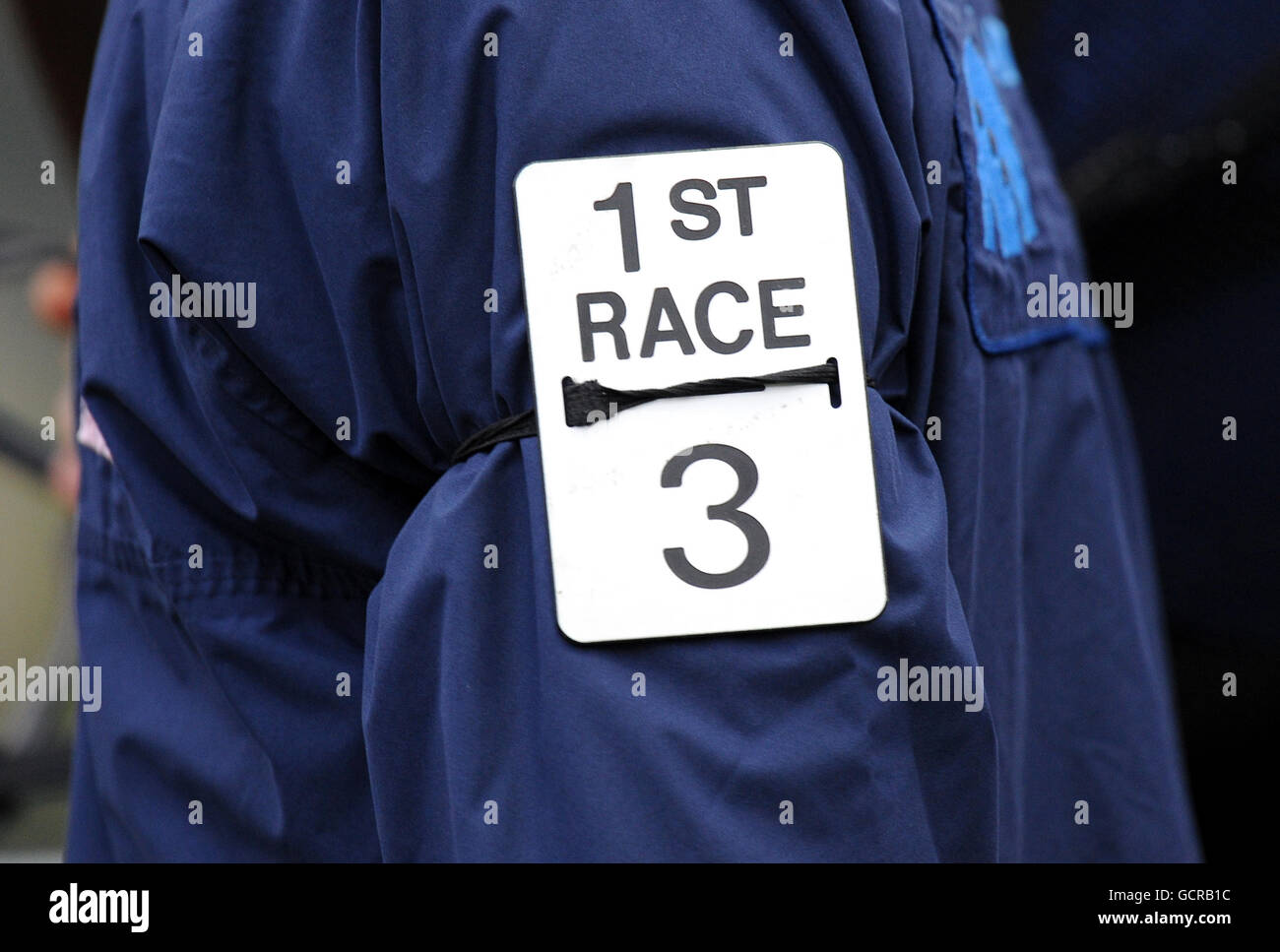 Corse ippiche - Digibet Wednesday Series - Kempton Park. Una mano stabile indossa un plackard sulla manica per il 1 ° cavallo gara numero 3 Foto Stock