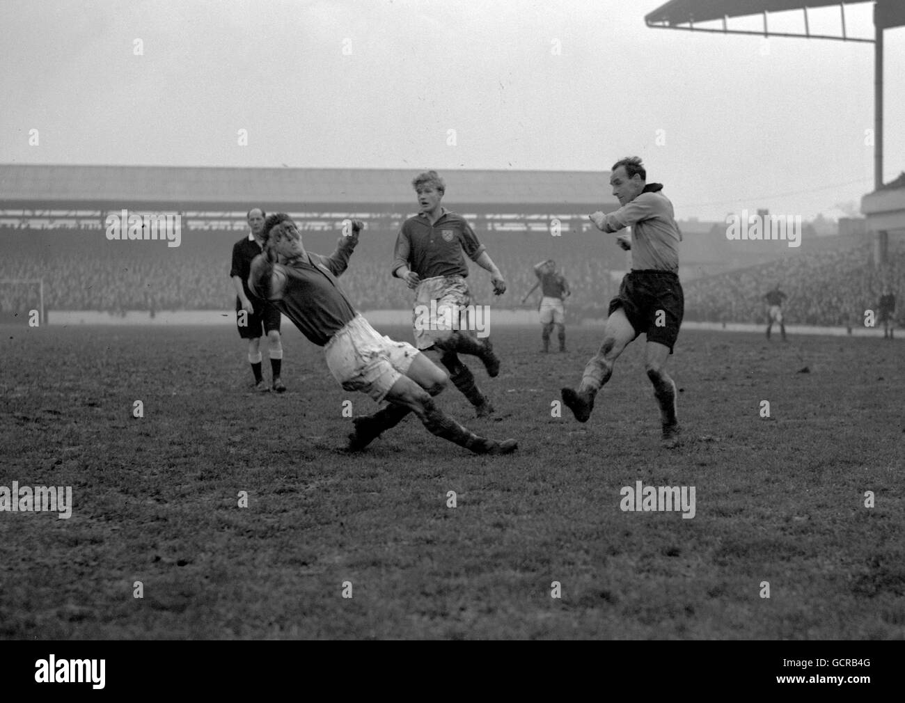 Edward Burbanks, a destra, la città di Hull fuori a sinistra, prende un colpo al gol con Malcolm Allison, a sinistra, cercando di intercettare. Il centro è George Wright di West Ham. Foto Stock