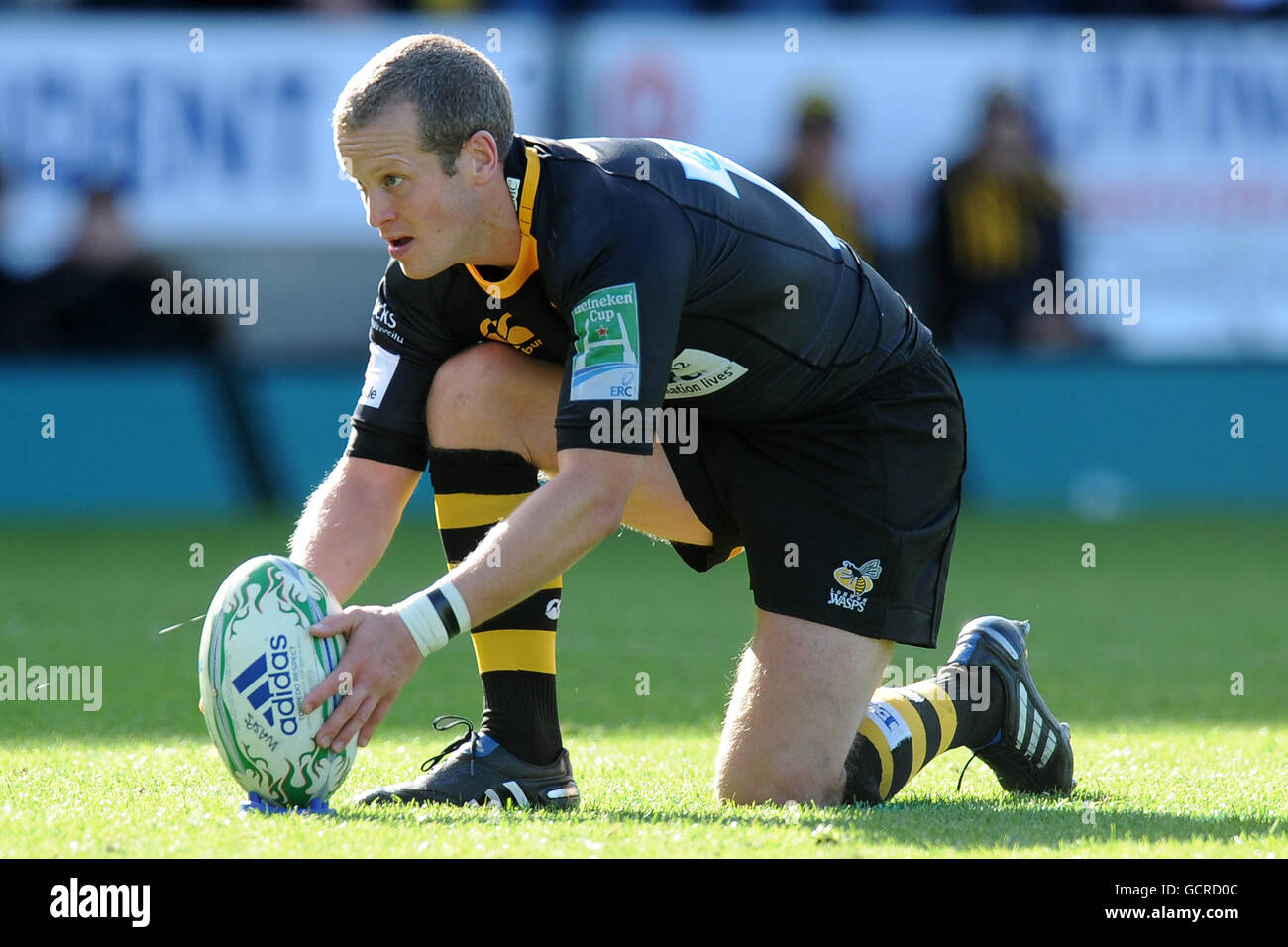 Rugby Union - Heineken Cup - Pool 3 - Round 2 - London Wasps / Glasgow Warriors - Adams Park. Dave Walder di London Wasps posiziona il pallone su un tee calciatore mentre si allinea un calcio di punizione Foto Stock