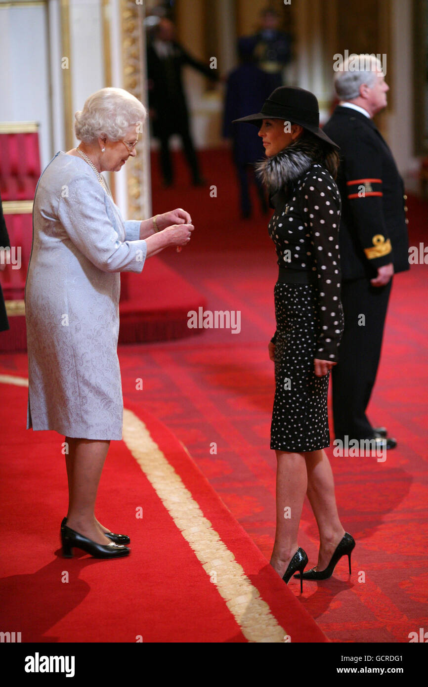 Tamara Mellon, fondatore delle scarpe Jimmy Choo, è un OBE della Regina  Elisabetta II a Buckingham Palace, Londra Foto stock - Alamy
