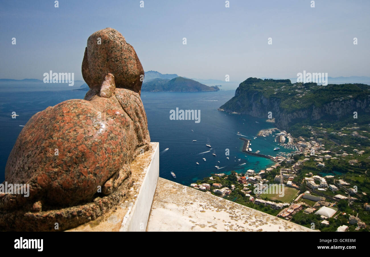 La famosa Sfinge che si affaccia sul Vesuvio e sul golfo di Napoli a Villa San Michele, ex casa dell'autore/medico Axel Munthe Foto Stock