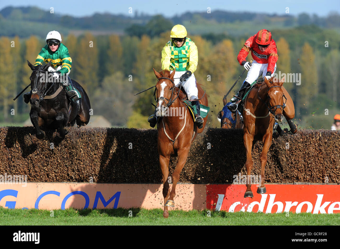 Nella zona guidata da Richie McLernon ((sinistra) vincitori di Il Corrier Company handicap Steeple Chase da Red Rouble ridden Di Paddy Brennan (centro) e Azulada Bay guidato da Peter Toole (destra) Foto Stock