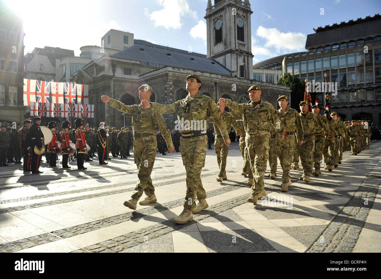 Soldati del Reggimento di Londra, il Reggimento dell'Esercito Territoriale della capitale a Guildhall Yard, fuori dalla Guildhall di Londra, durante la loro parata di ritorno dall'Afghanistan. Foto Stock