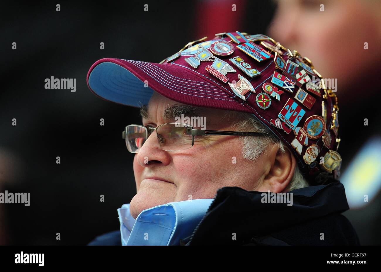 Calcio - Barclays Premier League - Sunderland / Aston Villa - Stadio di luce. Un fan di Aston Villa indossa un cappellino adornato con badge Foto Stock