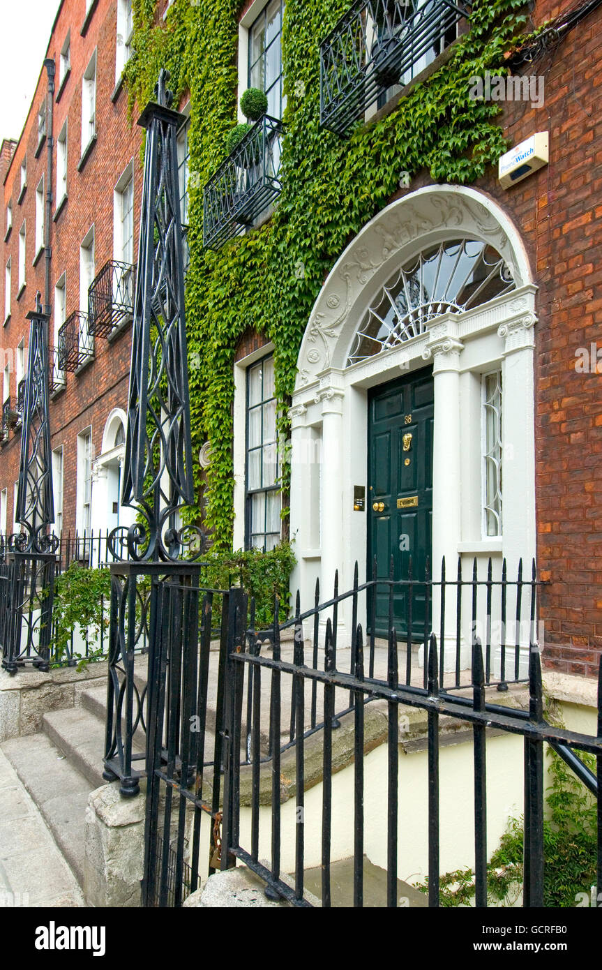 Porte in North Great Georges Street, Dublin, una strada di case in stile georgiano Foto Stock