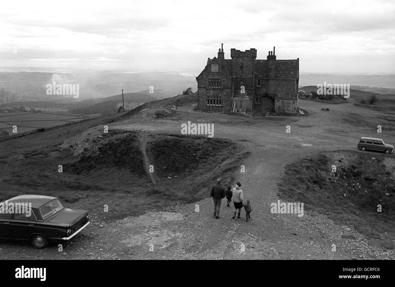 Visto qui contro un cielo di Yorkshire di wintry è Castle Hill, Huddersfield, circa 1,000 piedi sopra il livello del mare. L'edificio e' il Castle Hill Hotel, che sorge sul forte della collina dell'Età del ferro considerato dagli esperti come uno dei migliori esempi di tali forti nelle Pennine meridionali. Foto Stock