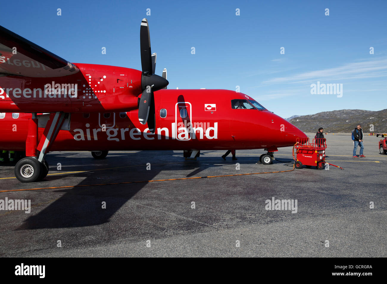 Dash-8 su asfalto in aeroporto, Ilulissat Foto Stock