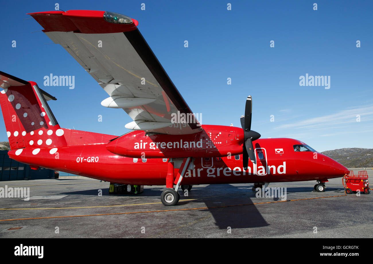 Dash-8 su asfalto in aeroporto, Ilulissat Foto Stock